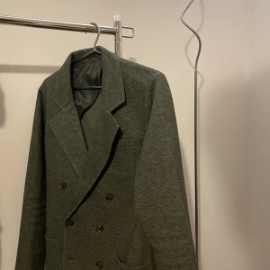 John henric kavaj  - Dubbelknäppt kavaj från John Henric i storlek M Inköpt för 1499kr