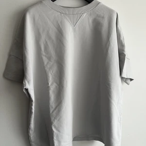 Grå t-shirt COS - Superskön boxy t-shirt från COS nästan oanvänd