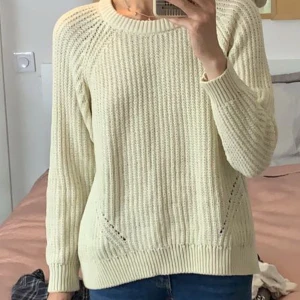 Vit stickad tröja  - Säljer denna jättefina stickade tröjan med lite mönster då den inte kommer till användning längre.  Använd fåtal gånger och finns inget fel på tröjan. 