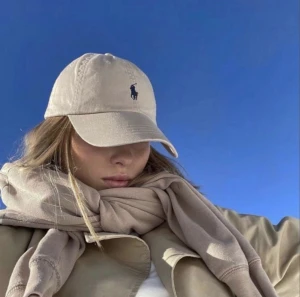 RL keps - Beige keps från ralph lauren, helt oanvänd. Säljer då jag köpte två stycken. Justerbar! Nypris: 500. Kan mötas upp i Jönköping eller Vaggeryd, annars tillkommer fraktkostnad 🤍