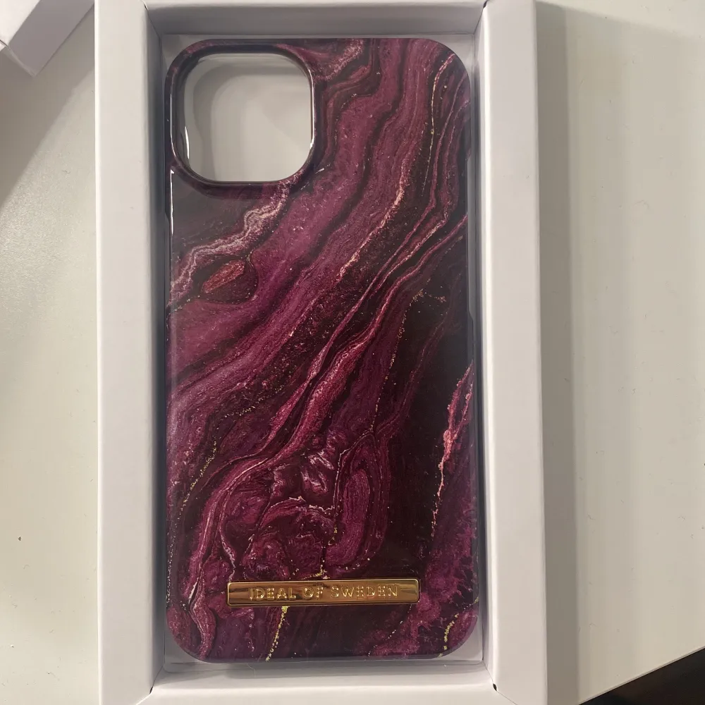 Mobilskal till iphone 13 från ideal of Sweden i färgen golden plum. Helt oänvänt kvar i förpackning. Kan mötas upp i Stockholm eller frakta!. Accessoarer.