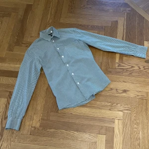 Paul & Friends Skjorta (Grön/Vit) - Grön/Vit Paul & Friends Skjorta i bra skick. Finns små tecken på användning, som t.ex tvättlappen som är sliten. Men annars är plagget i sig felfritt. Skjortan är storlek Small och är slim. Finns i Bromma.