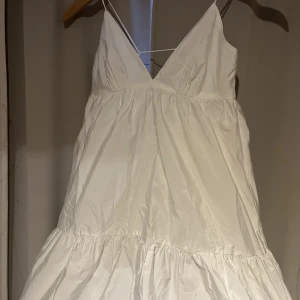 Zara klänning - Säljer min fina zara klänning som aldrig är använd och har prislapp kvar.😊säljer den för 300kr💗skriv priv för mer info💗