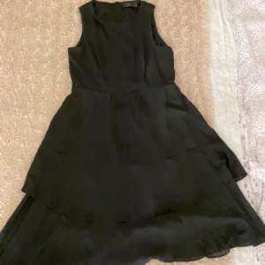En super söt svart klänning! Sitter perfekt och man känner sig som en disney prinsessa i den! Jätte härligt material! 