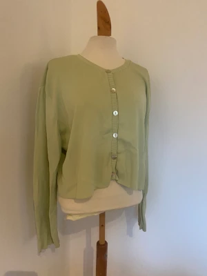 Grön kofta - Grön kofta med söta knappar. Strl L Från Zara 