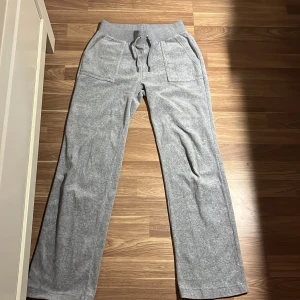 Juicy couture byxor - Juicy byxor gråa stl s använda 1 gång. Helst Swish. 850 plus frakt 