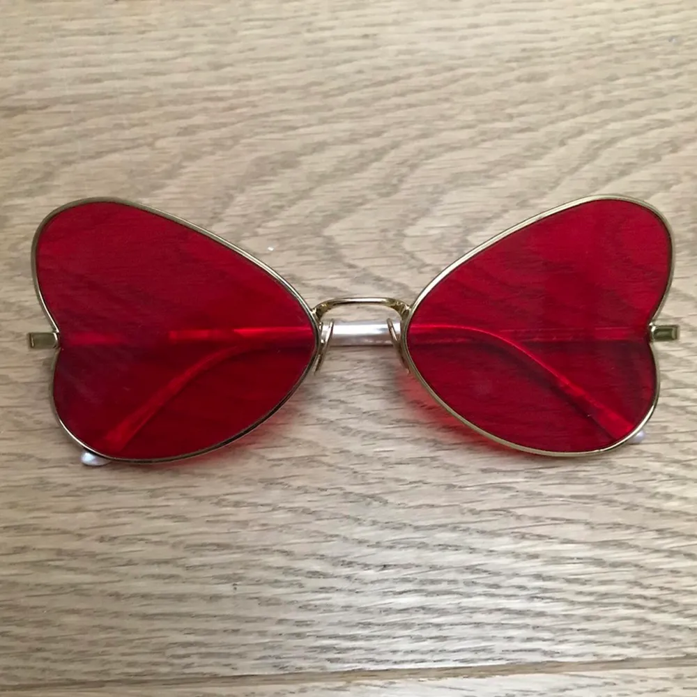 Preloved Retrosuperfuture x Andy Warhol Tinted Sunglasses Ultra Candy style  Mother of Pearl Tone Acetate with Heart Shaped Tinted Sunglasses. Such a unique find! Gently Worn, Great Condition Comes with Original Packaging including Silver Embossed Case. Accessoarer.
