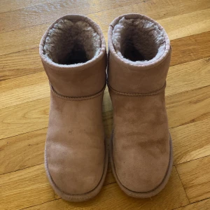Uggs chesnut/rosa - Uggs i en beige/rosa färg. Lite slitna men går nog dels att putsa upp och fortfarande härlig form och gör sitt jobb.