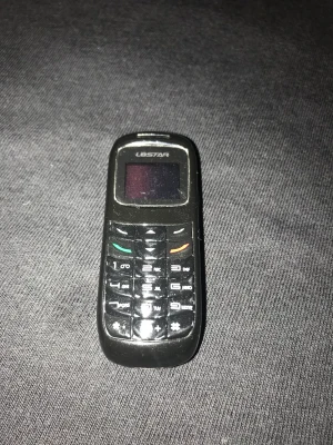 Telefon  - Säljer min lilla telefon som är lite mindre än en tändare. Funktioner: ringa,sms,bluetooth och alarm. För mer info och bilder kom på DM ! 