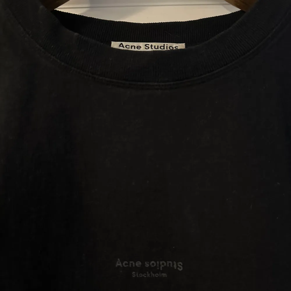 Säljer min svarta AcneStudios T-Shirt i svart, storlek L Knappt använd, väldigt bra skick.. T-paidat.