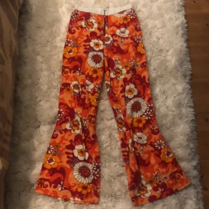 Vintage Byxor 60-tal - Grovt snygga äkta vintage byxor köpta på POP för flera år sedan. 60-tal/70-tal Made in Germany.  Säljer pga inte min stil längre. Slitage finns, några hål här och var som går att sy. Skicka PM för bilder! 🧡❤️🤍