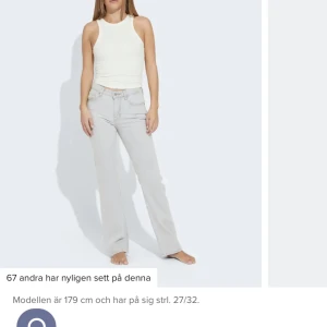 Low waist jeans från bikbok - Skit snygga jeans från bikbok men tyvärr för korta för mig. Användt dem en gång. I stl w31l32 och köpte de för 599kr o säljer för 360kr ingen frakt🫶