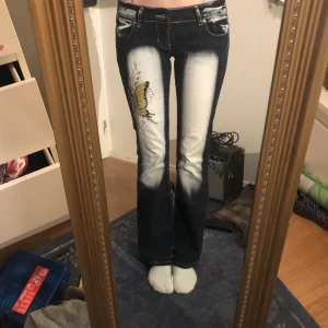 lågmidjade utsvängda crazy age jeans  - supersnygga jeans med en massa detaljer, storlek 40 sitter som s-m. innerbensmått - 83 cm, midjemått 41 cm (när de ligger platt) längd från grenen till midja - 18 cm skriv privat för fler mått får inte plats ahh 😸lägger ut igen pga oseriösa budare 🫤