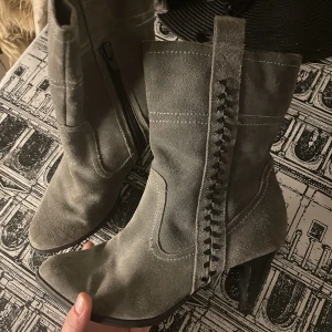 Gråa stövletter  - Gråa stövletter, bara provade 