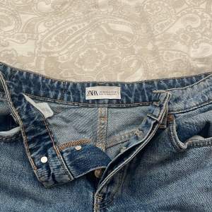 Säljer ett par Zara mid Rise jeans, de är väldigt lite använda, nästan som nya. 