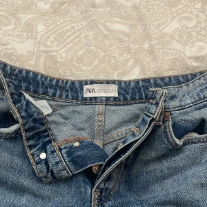 Zara Jeans  - Säljer ett par Zara mid Rise jeans, de är väldigt lite använda, nästan som nya. 