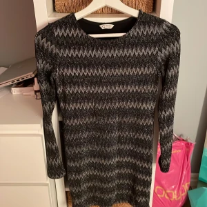 Glitterklänning - Stretchig glitterklänning från Cubus.