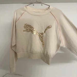 Croppad hoodie från puma  - Croppad hoodie från puma, använd någon enstaka gång❣️