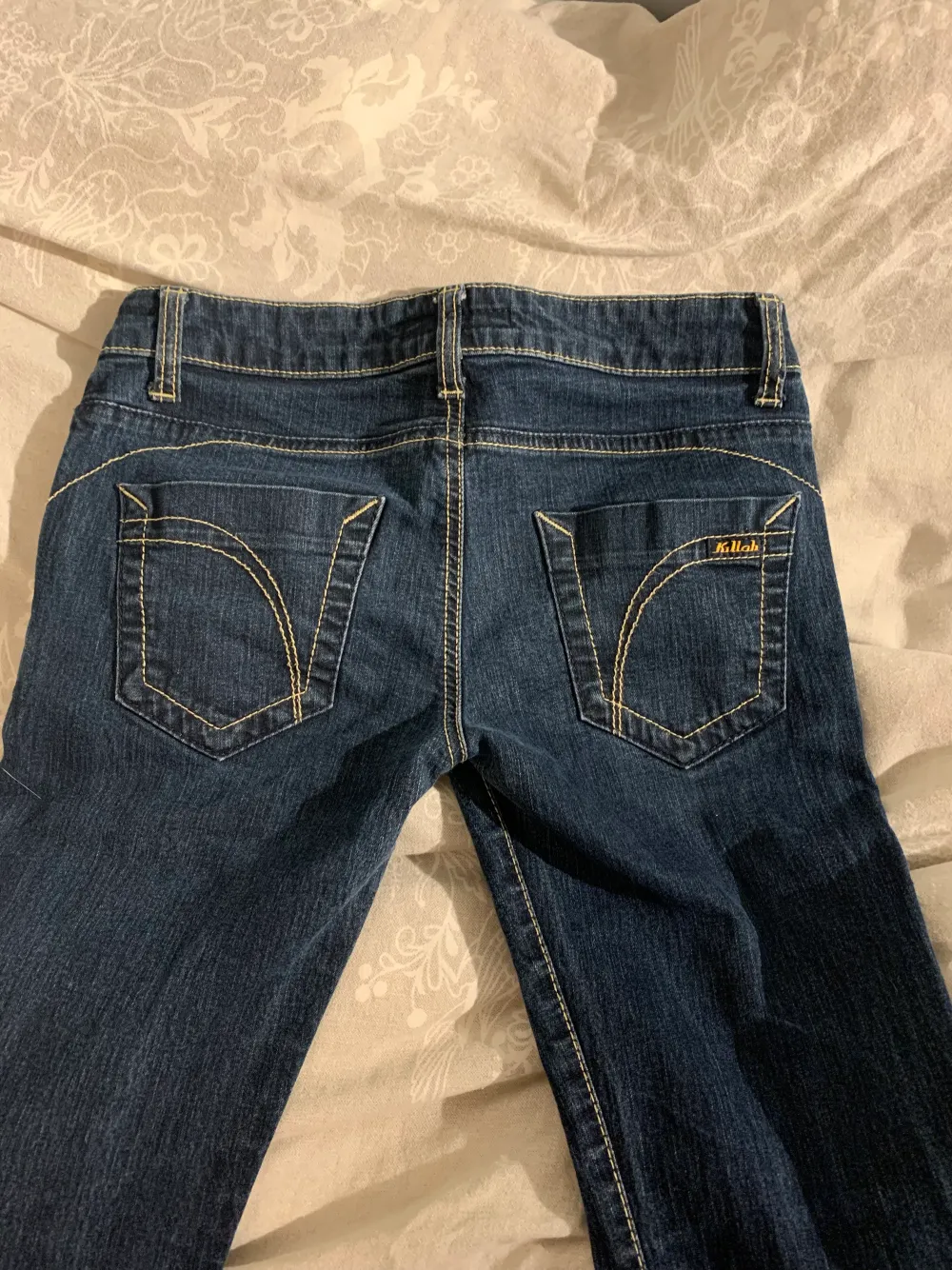Lågmidjade jeans från Killah.  Storlek 26/30. Mörkblå. Raka ben med lite bootcut. Bra skick💘. Jeans & Byxor.
