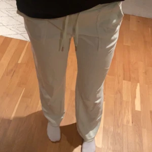 Juciy byxor - Ett par väldigt ljusgröna Juciy Couture byxor i storlek S. Knappt använda och är 10/10. Är i materialet frotté. Nypris är 1100kr