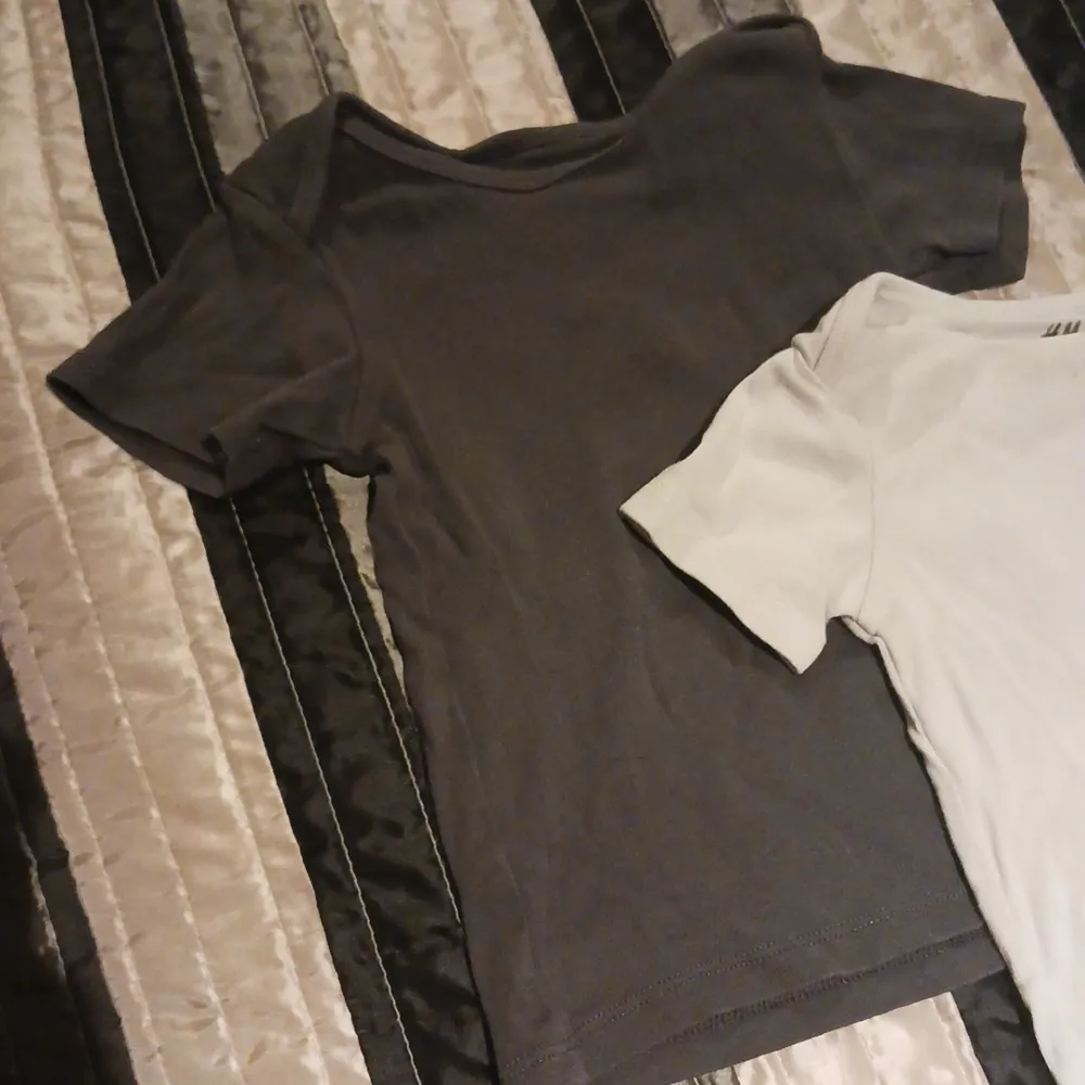 1 vit i storlek 80, 1 mörk blå/grå i storlek 80, inköpt från H&M, nyskick . T-shirts.