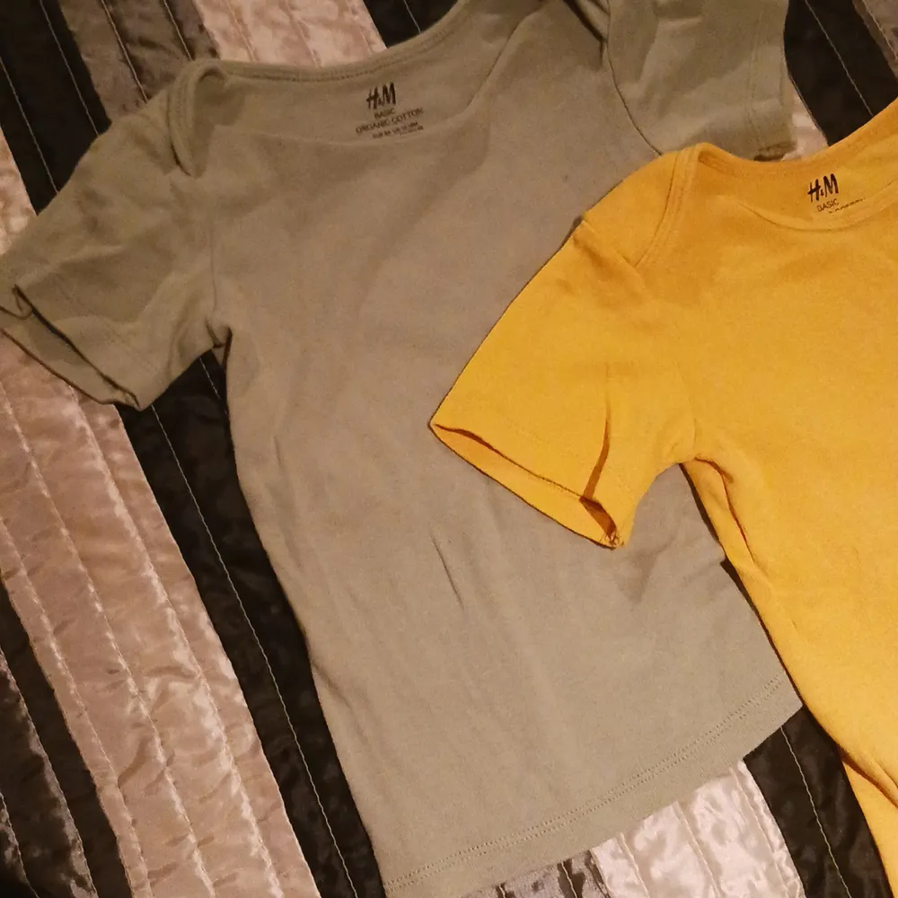 1 grön i storlek 86 1 gul i storlek 86, inköpt från H&M, oanvänt skick.. T-shirts.