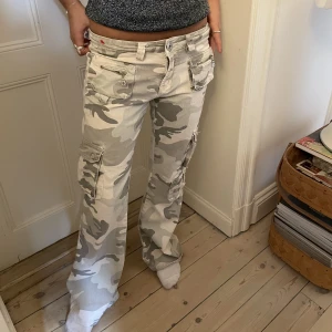 Så coola militär jeans💚 - Supersnygga militär jeans!!! Skriv för mått! Fint skick 