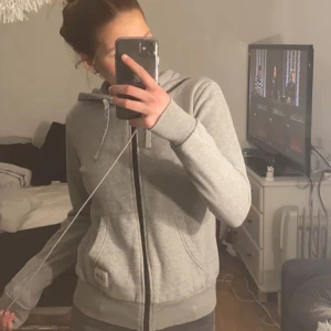 Grå Frank Dandy zip hoodie - Säljer denna ”Andy” zip då den inte kommer till användning och är lite för liten på mig men annars snygg och bra skick!💕