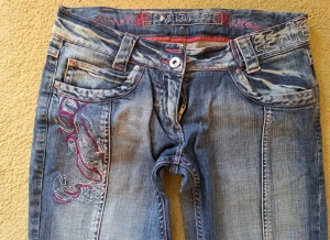 Low waist Lee jeans - Lee jeans i storlek 38. Superfina, utsvängda nedtill och lågmidjade. Säljer då de är för stora💓