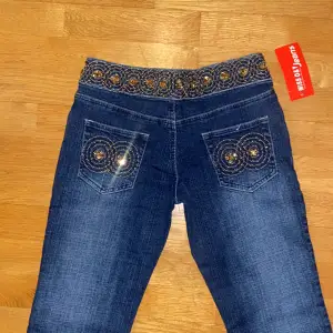 Jättesnygga lågmidjade jeans med guld detaljer! Midjemåttet är 80cm