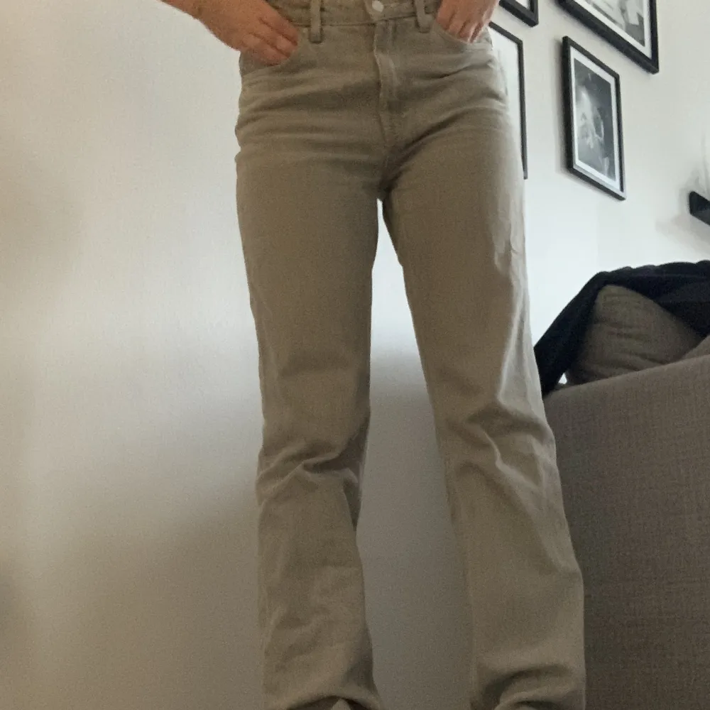 Så fina gråa jeans från weekday som tyvärr inte kommer till användning längre. Skicket är så gott som nytt! 💕. Jeans & Byxor.