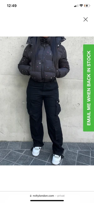 NVLTY JACKA DAM - Pris kan diskuteras i snabb affär. Skriv i önskan om att se egentagna bilder på den. Köpt i storlek 6 (xs/s jag är storlek s och den sitter jätte bra). Säljer pga att jag råka köpa 2 st, älskar den. Köpt för £99 dvs ca 1300 +600 tull.