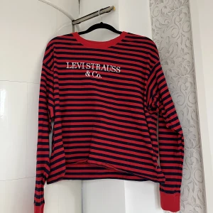 Långärmad  - Långärmad, inte jättelång tröja ifrån Levis! Storlek s, inte jättestor! Använd ett fåtal gånger så i väldigt bra skick!✨( köparen står för frakt )