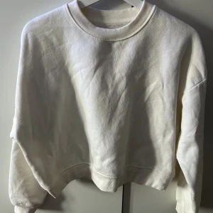 Ny sweatshirt  - Croppad sweatshirt i skön kvalitet. Boxig modell. Storlek XS/S.