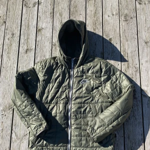 Grön Nikejacka  - Säljer denna snygga Nikejacka i strl M, som är sparsamt använd. Inga synliga tecken på användning. Nypris 850 kr. Skriv gärna för fler bilder eller frågor💘