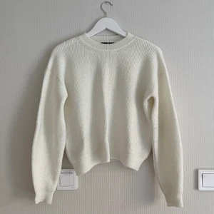 Stickad tröja - Varm och mysig stickad tröja från Chiquelle. Endast använd ett fåtal gånger, och därav i mycket fint skick. Köptes för 449kr.