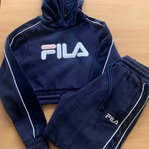 FILA mjukisset  - Använd endast fåtal gånger så mycket bra skick! 🥰 Hoodie: XXS  Byxor: XS 