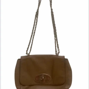 Mulberry Lily Bag  - Mulberry Lilly bag (small) Inköpt i London 2014. Mycket använd och fläckig insidigt. Id-nr på väskan finns som äkthetsbevis. 