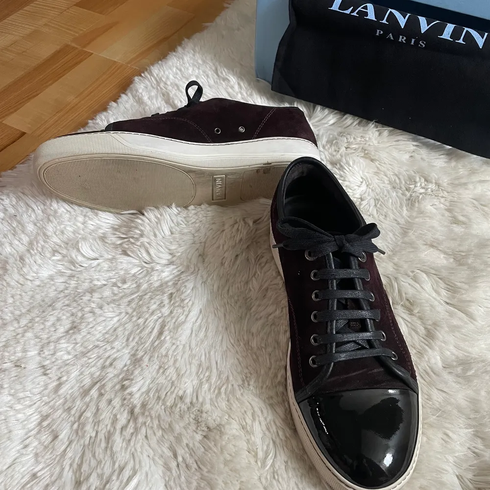 Riktigt snygga vinröda Lanvin skor till salu! Skicket på skorna är 9,5/10. Dom är i storlek 42, men sitter lite större i storleken. Hör av dig vid frågor! Mvh Vestiario Sweden.. Skor.