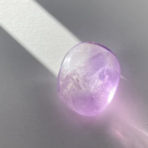kristall, ametist - trumlad ametist, ca 3 cm med väldigt vacker färg. första bilden är på kristallen i solen för att visa färgen bättre. säljer pga att jag slutat med witchcraft. om du har några frågor eller vill ha fler bilder är det bara att skriva💘💘