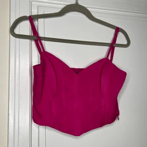 Rosa korsettopp från Zara  - Ceriserosa korsettopp från Zara i storlek M. Tyg:  98% viskos & 2% elastan. Lining: 100% polyester. 
