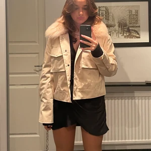 Meotine - Snygg meotine jacka köpt i februari och endast använd ett fåtal gånger. Jackan är i gott skick och i storlek M/L och sitter snyggt oversized på mig som är en M. 🥰🥰