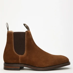 Ljusbruna Loake Chelsea boots i mocka/suede - Fina högkvalitativa Chelsea boots från märket Loake. Modellen heter 1880 Classic Chatsworth Chelsea Boot och är i suede/mocka. Randsydd konstruktion. Tillverkad i England. Innersula i läder. Yttersula är Goodyear Welted