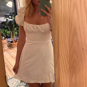 Sommarklänning från zara - Jättesnygg klänning från zara som varit slutsåld ett bra tag. Knyte i ryggen vilket ger jättefina former. Endast testad, säljer pga missade sista returdagen. Skriv för frågor eller fler bilder🌸🪴