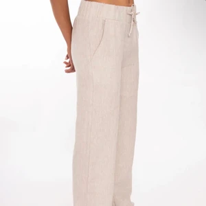 Linnebyxor - A dsgn  - Säljer mina linnebyxor från Alice Stenlöfs egna klädmärke A Dsgn. Köpte dom på sellpy för två månader sedan men har inte kommit till användning då dom inte passade mig, därav säljer jag dom. Jätte bra skick  Originalpris-799kr