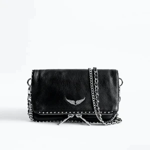 Zadig väska - Sjukt snygg Zadig väska som tyvärr inte kommer till användning, använd några få gånger så nästa nyskick, köptes för 3000kr säljer för 1600kr plus frakt! Mer informationen och bilder finns hos mig privat!🤍