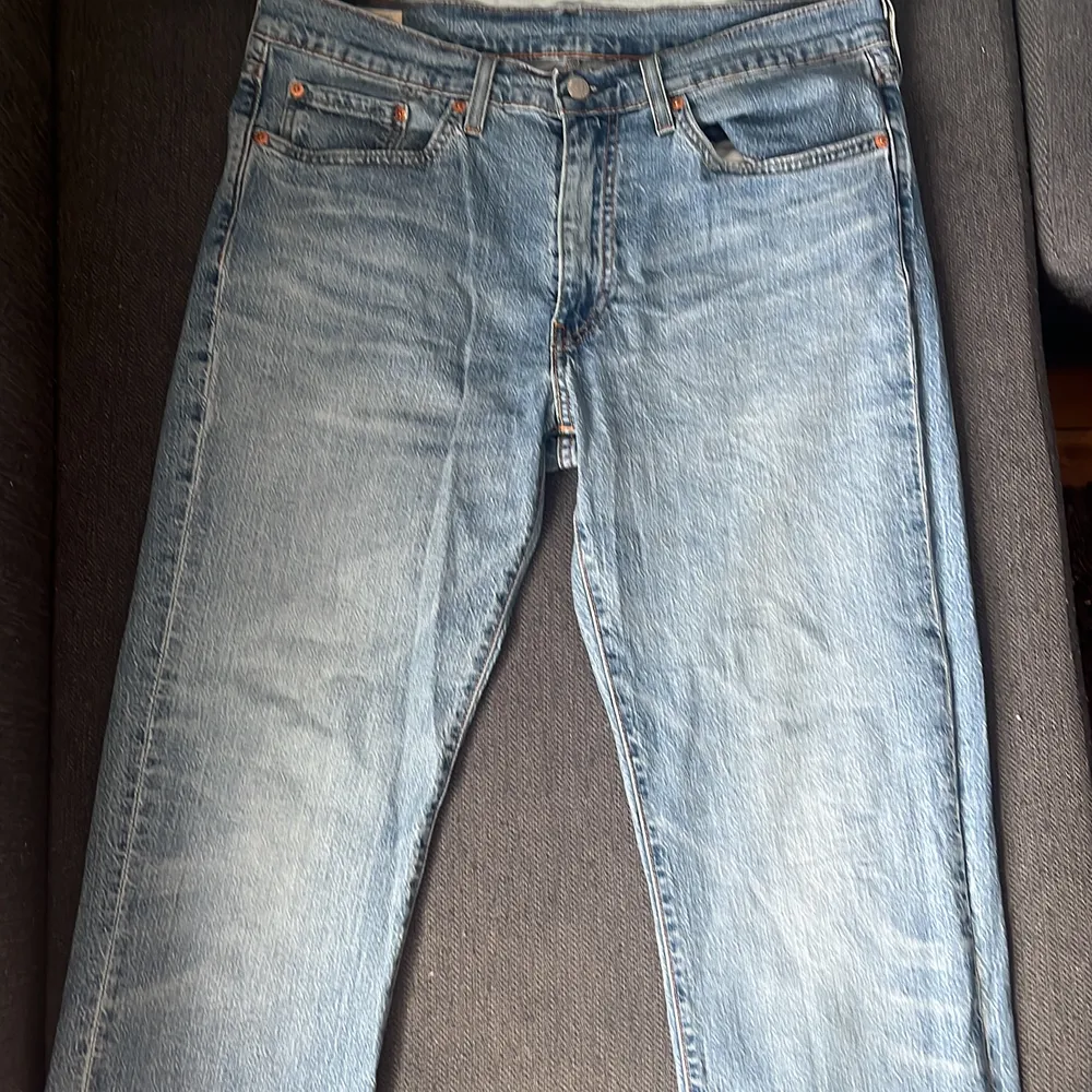 Levi’s jeans i storlek 33,34, passar till dig som är 180-187 cm. Butikspris 1199, säljer för 399. Jeans & Byxor.