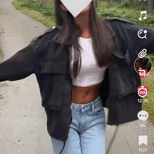 Grå jeansjacka - Säljer denna gråa jeansjacka i storlek 34 ( den är oversized) med avtagbar päls