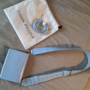 Carin Wester väska - Ljusblå axelremsväskan från Carin Wester, väskan är endast använd ett fåtal gånger. Finns 4 små innerfack i väskan och det ingår en smalare axelrem i originalförpackning.  🦋Kontakta mig vid intresse! 🦋