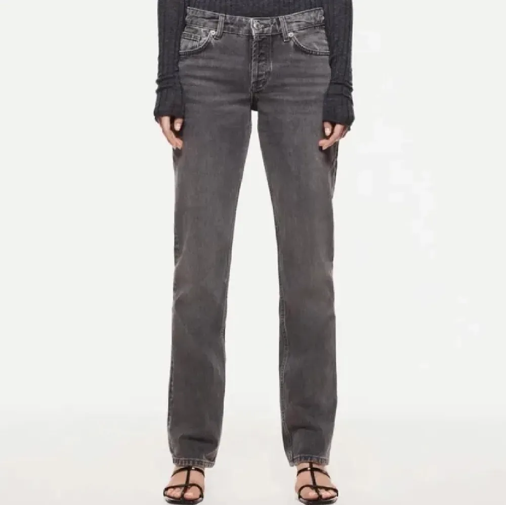 Säljer dessa så fina midrise jeansen från Zara då dom tyvärr inte kommer till användning! 💓 Jeansen är knappt använda och i jättefint skick! . Jeans & Byxor.